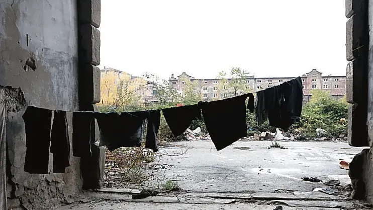 Panni stesi in mezzo al nulla e all’aria gelata. Andrea Lasorte