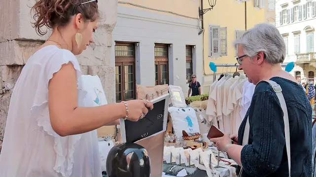 Silvano Trieste 2019-06-09 Piazzetta Barbacan, mercatino