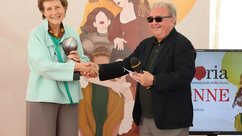 Benedetta Craveri riceve il premio èStoria da Adriano Ossola Foto Bumbaca