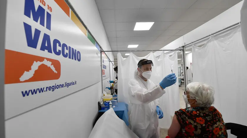 Ha debuttato il primo hub vaccinale aperto anche in orario notturno fino alle 2 di notte sei giorni su sette, domenica esclusa, 07 aprile 2021. E' stato allestito a Genova San Benigno dai privati di 'Casa della Salute'. E' il primo in Italia a funzionare anche di notte. L'avvio delle vaccinazioni in notturna è avvenuto alla presenza del presidente della Liguria Giovanni Toti e dall'amministratore delegato del gruppo Marco Fertonani. Circa un centinaia i prenotati in coda. ANSA/LUCA ZENNARO