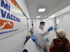 Ha debuttato il primo hub vaccinale aperto anche in orario notturno fino alle 2 di notte sei giorni su sette, domenica esclusa, 07 aprile 2021. E' stato allestito a Genova San Benigno dai privati di 'Casa della Salute'. E' il primo in Italia a funzionare anche di notte. L'avvio delle vaccinazioni in notturna è avvenuto alla presenza del presidente della Liguria Giovanni Toti e dall'amministratore delegato del gruppo Marco Fertonani. Circa un centinaia i prenotati in coda. ANSA/LUCA ZENNARO