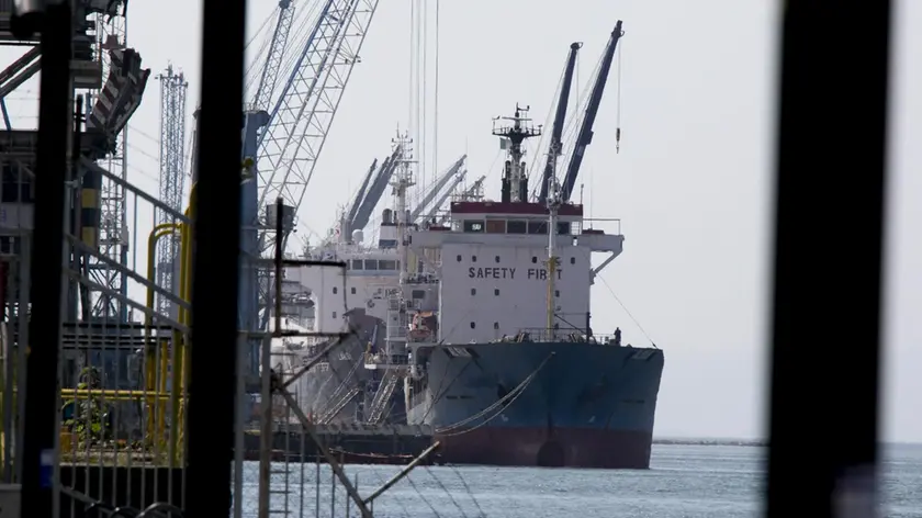 La portacontainer all’accosto 1, ferma dall’8 febbraio a Portorosega. foto Bonaventura