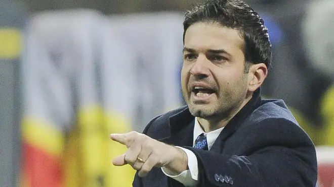 Inter Milan head coach Andrea Stramaccioni gives instructions during their Italy Cup soccer match beteween Inter Milan and Hellas Verona at the Giuseppe Meazza stadium in Milan, Italy, 18 December 2012. ANSA/DANIEL DAL ZENNARO