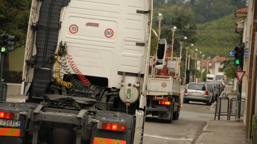 Camion in transito per Lucinico: con il by-pass della 56 bis non accadrà più