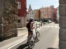 Lasorte Trieste 07/08/13 - Muggia, Arco Mandracchio, Segnale Stradale per Ciclisti, Bici