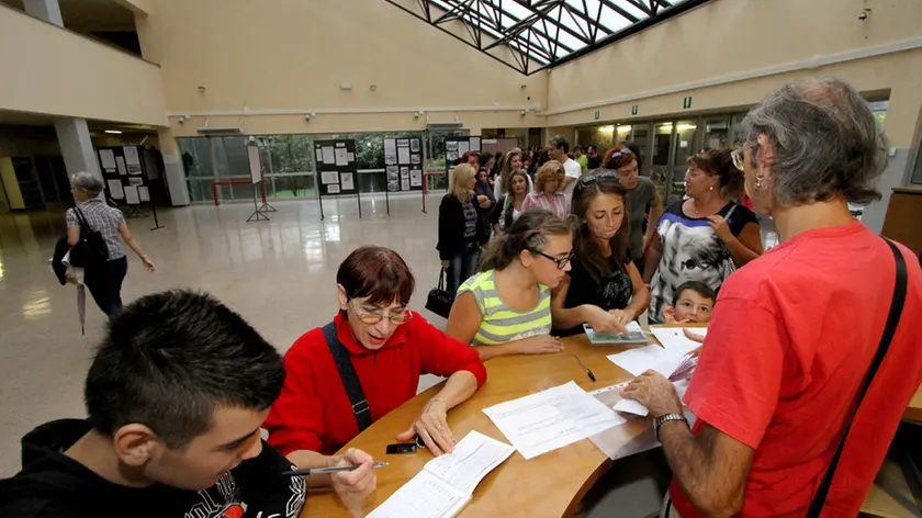 Bonaventura Monfalcone-03.10.2012 fila per la consegna dei libretti e delle password elettroniche-ITC-Staranzano-foto di Katia Bonaventura