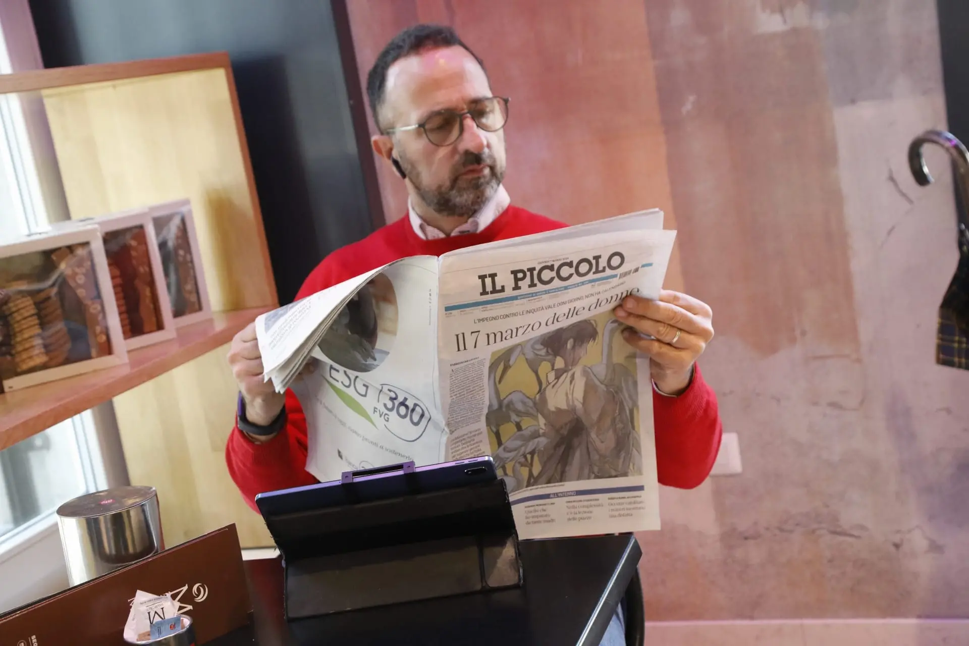 In questa carrellata di fotografie scattate da Massimo Silvano (a Trieste), Katia Bonaventura (Monfalcone) e Pierluigi Bumbaca (Gorizia) alcune reazioni di fronte alla speciale sovracopertina che oggi il nostro giornale dedica alle donne. L’8 marzo è domani, esatto. Ma con questa scelta abbiamo voluto rimarcare il fatto che di questa tematica occorre occuparsi tutto l’anno, non in occasione di tragici fatti e di ricorrenze. È questo il nostro impegno. Dunque, buon 7 marzo a tutte.