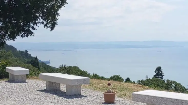 Il nuovo belvedere a Santa Croce con panchine e vista sull’Istria