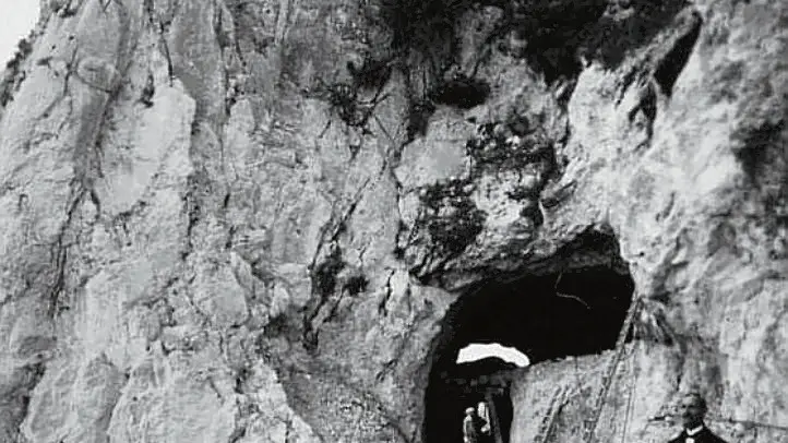 I lavori della galleria naturale in Costiera nel 1920