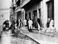 Un presidio dei Volontari della Libetà in via Beccaria a Trieste (Archivio Irsml)