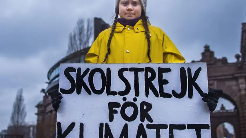 Swedish 15-year-old girl Greta Thunberg holds a placard reading "School strike for the climate" during a protest against climate change outside the Swedish parliament on November 30, 2018. - In more than hundred cities across Sweden, environmentalists have organised protests, partly inspired by Greta Thunberg, who strikes every Friday against climate change outside the parliament since several months. UN's annual climate talks which this year will take place in Poland starts on December 2, 2018. (Photo by Hanna FRANZEN / TT News Agency / AFP) / Sweden OUT