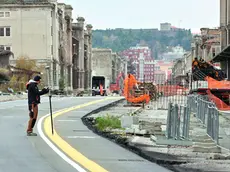 Il tratto del viale monumentale già asfaltato e completato con la segnaletica dietro al Magazzino 26 Foto Lasorte