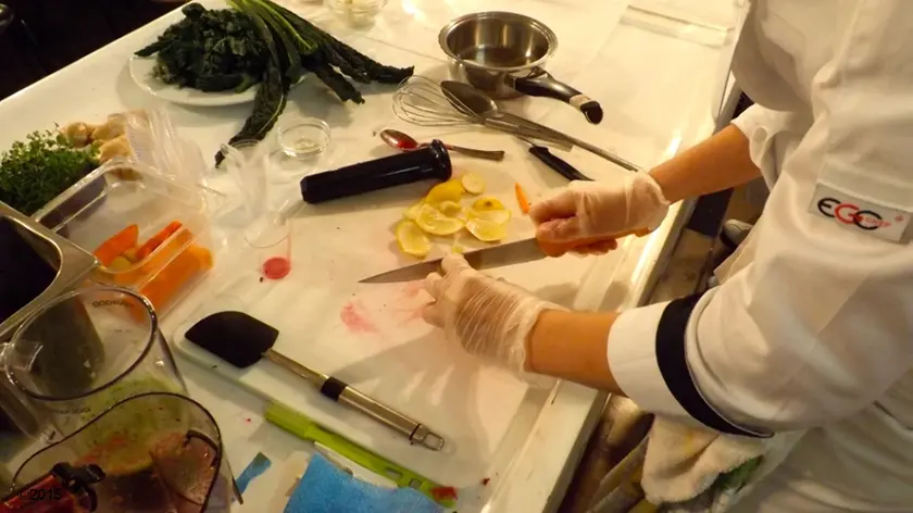 Una chef alle prese con la preparazione di un piatto
