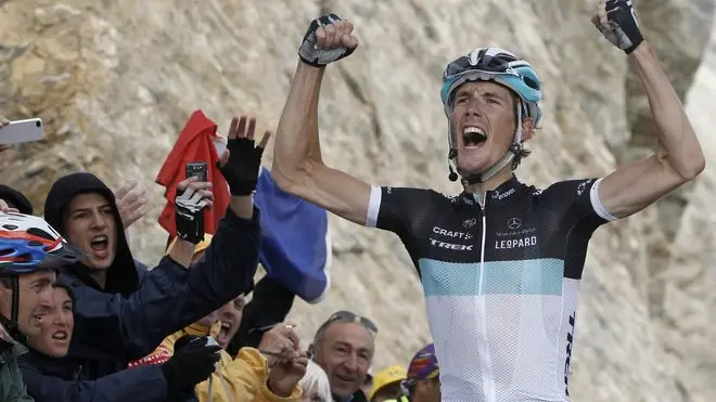 epa02834940 Leopard Trek team rider Andy Schleck of Luxembourg celebrates his victory as he cycles past the finish line to win the 18th stage of the Tour de France cycling race between Pinerolo in Italy and Col du Galibier, France, 21 July 2011. EPA/GUILLAUME HORCAJUELO