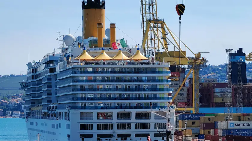 “Costa Deliziosa” al Molo VII: l’operazione potrebbe ripetersi sabato