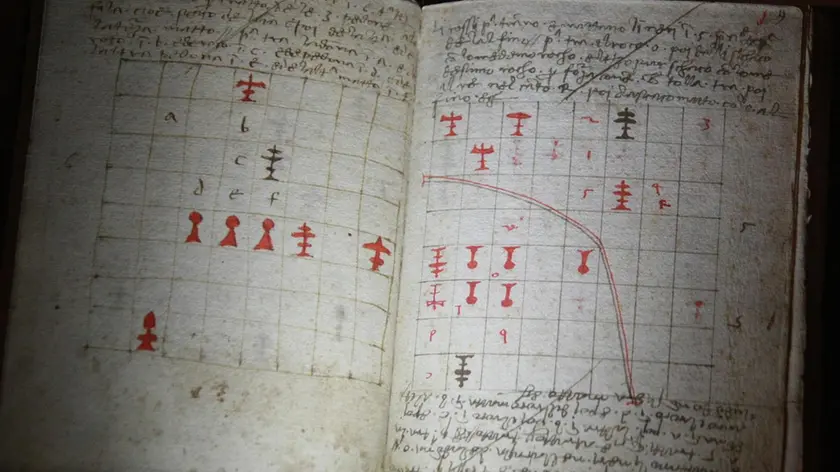 Una delle pagine del trattato “De ludo scachorum” di Luca Pacioli: il volume è di proprietà della Fondazione Coronini Cronberg e i disegni potrebbero essere di Leonardo Da Vinci Foto Bumbaca
