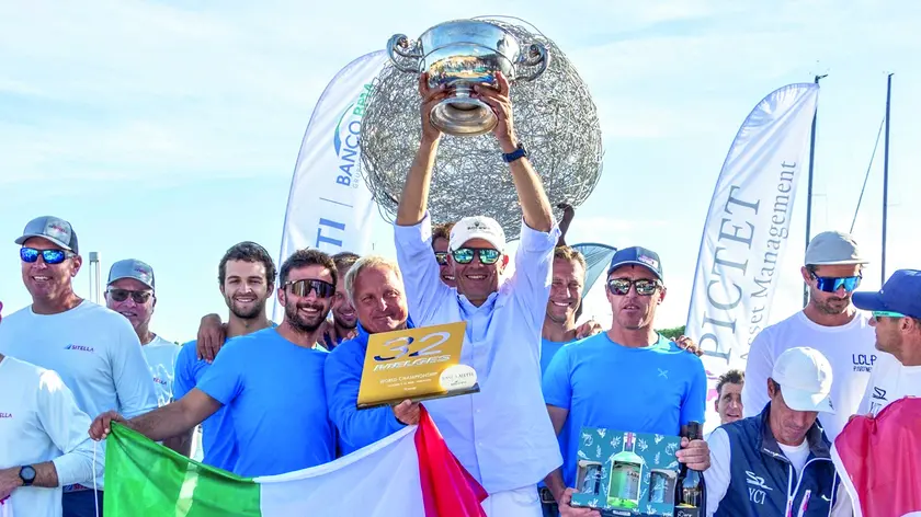La premiazione dell’equipaggio di Enfant Terrible che ha vinto il titolo iridato nella classe Melges 32