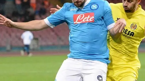 Napoli's forward Gonzalo Higuain is challenged by Villarreal's defender Mateo Musacchio during the UEFA Europa League soccer match between SSC Napoli and Villarreal CF at the San Paolo stadium, Naples, Italy, 25 February 2016. ANSA / CIRO FUSCO