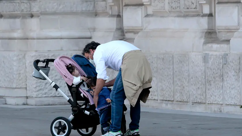 Silvano Trieste 2020-05-09 Genitori e bambini a passeggio