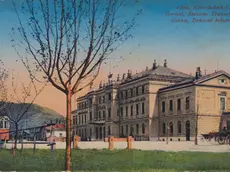 Una vecchia cartolina che riproduce la stazione e piazza della Transalpina di Gorizia, ripresa tra il 1909 e il 1914