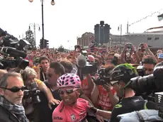 L’effetto del Giro: piazza Unità invasa da giornalisti per il trionfo di Quintana nel 2014