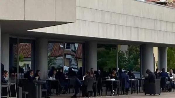 I consiglieri assiepati ai tavolini del bar del palazzo della Regione a Udine dopo i lavori del Consiglio