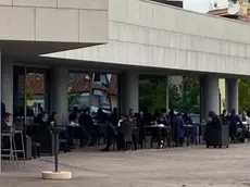 I consiglieri assiepati ai tavolini del bar del palazzo della Regione a Udine dopo i lavori del Consiglio