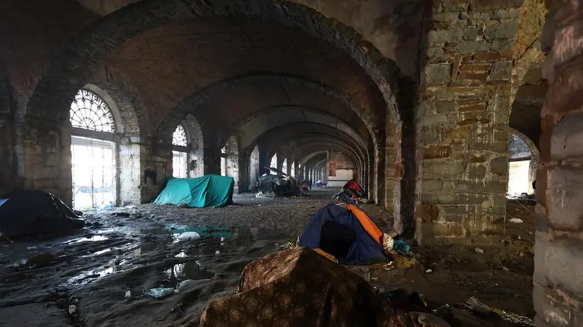 Il Silos di Trieste dove trovano rifugio centinaia di migranti tra topi ed escrementi (Lasorte)
