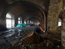 Il Silos di Trieste dove trovano rifugio centinaia di migranti tra topi ed escrementi (Lasorte)