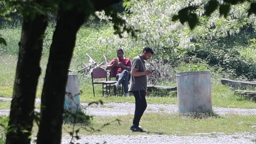 Migranti all’interno dell’ex ostello scout di Campo Sacro Foto Lasorte