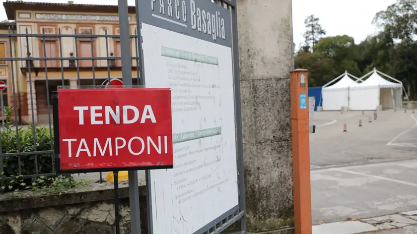 Il doppio ingresso, a piedi e in auto, al Parco Basaglia