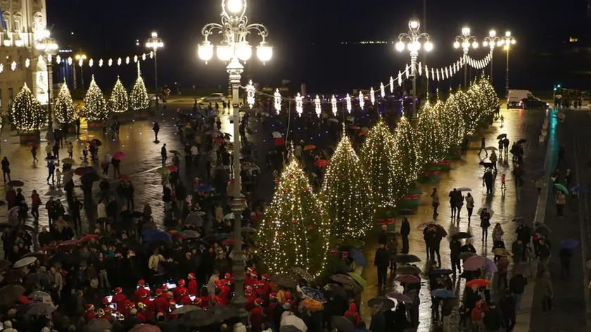 La cerimonia di accensione delle luci di Natale in piazza Unità