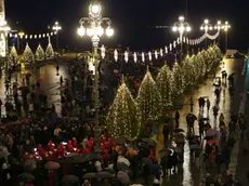 La cerimonia di accensione delle luci di Natale in piazza Unità