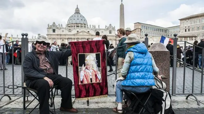 26/04/2014 Roma, pellegrini arrivano in piazza San Pietro per le celebrazioni di canonizzazione