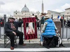 26/04/2014 Roma, pellegrini arrivano in piazza San Pietro per le celebrazioni di canonizzazione