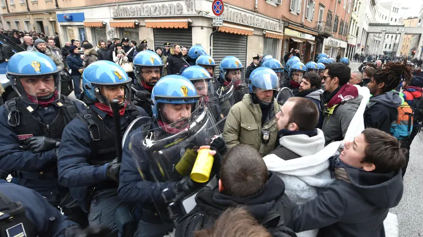 Un momento degli scontri in via San Nicolò (foto Lasorte)