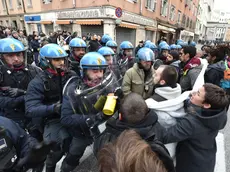 Un momento degli scontri in via San Nicolò (foto Lasorte)