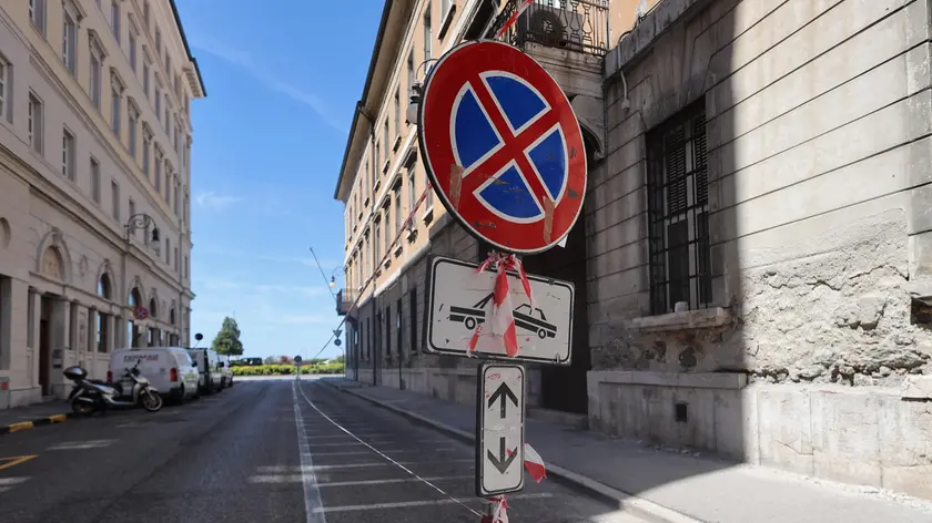 Gli stalli di via Genova occupati dalla produzione dello spot Foto Lasorte