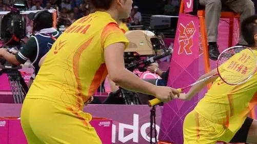 epa03332202 China's Chen Xu (2nd L) and Jin Ma (L) in action against Poland's Nadiezda Zieba (2nd R) and Robert Mateusiak (L) in the Mixed Doubles Quarterfinal at the Wembley Arena during the London 2012 Olympic Games Badminton competition, London, Britain, 01 August 2012. EPA/Neil Munns