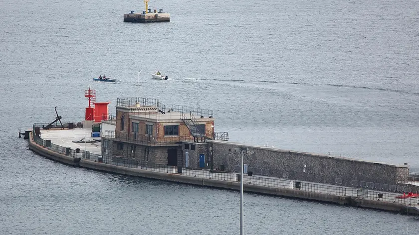 L'antica diga: l’inconfondibile sagoma nel golfo di Trieste. Foto Lasorte