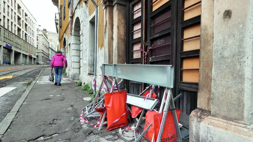 La transenna abbandonata in via Martiri della Libertà. Foto Lasorte
