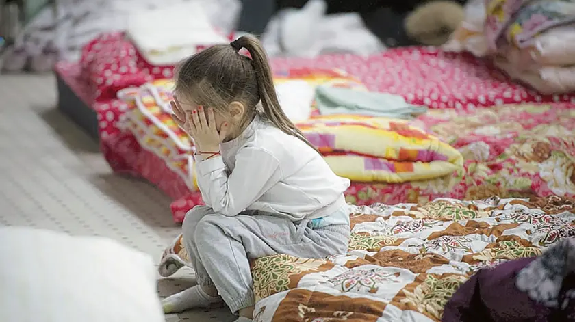 Il dolore degli innocenti: una bimba piange in un centro in Romania