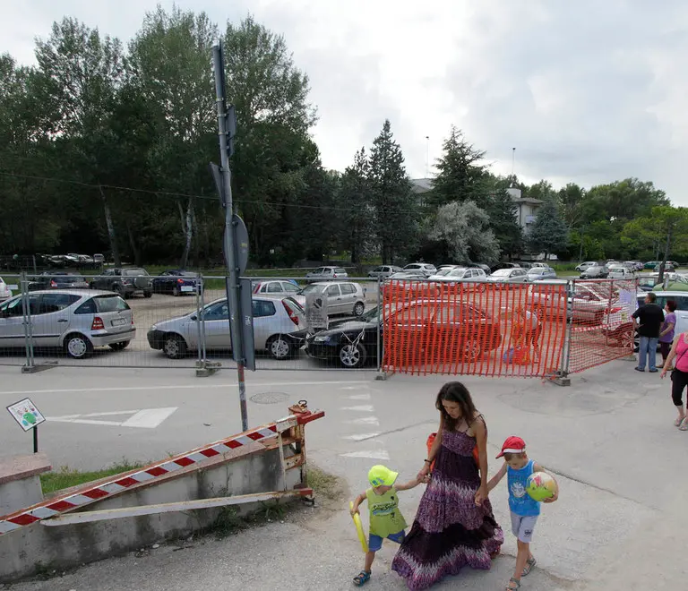 Il parcheggio in questione, ancora pieno di macchine (Bonaventura)