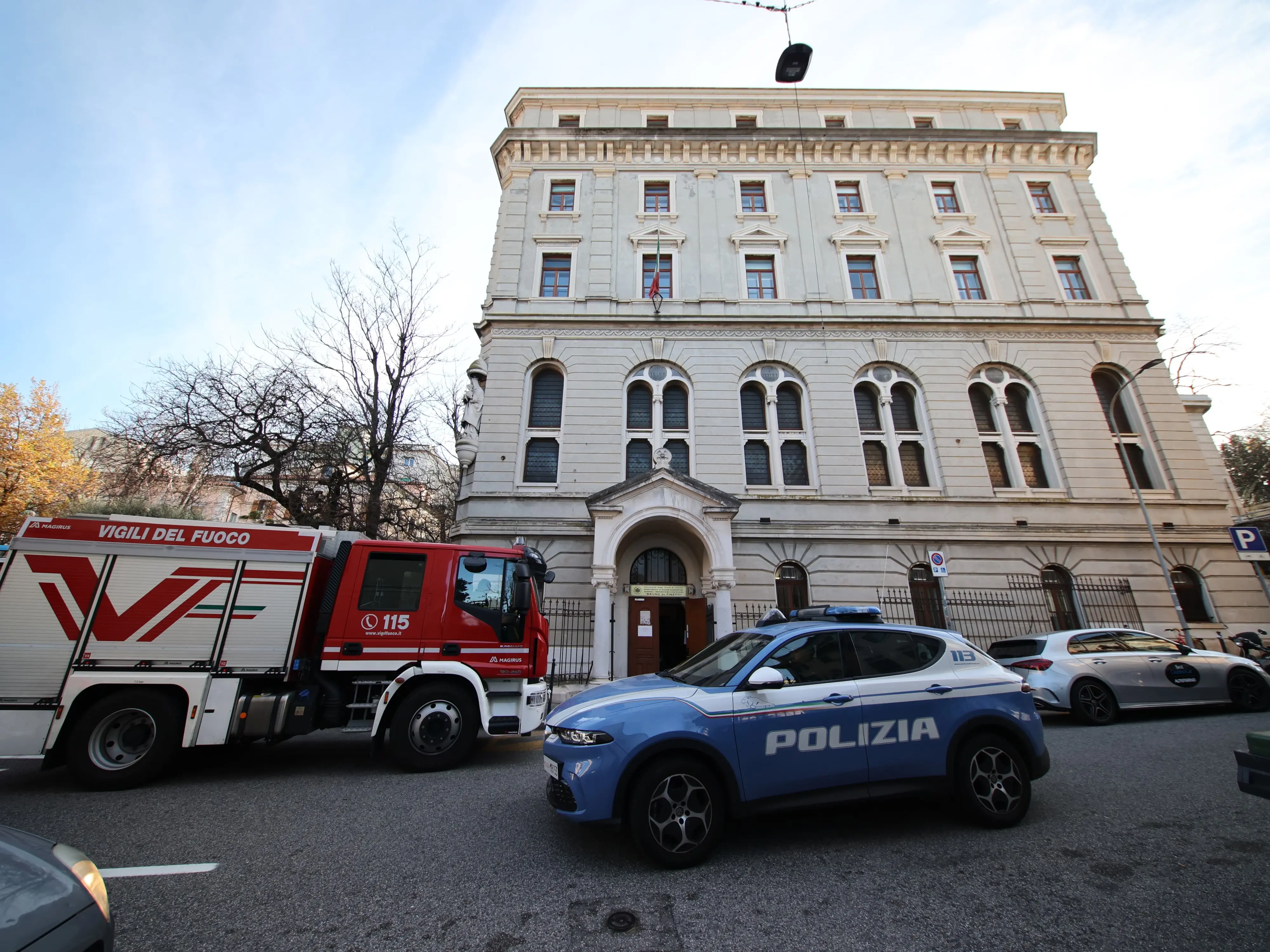 L'edificio di via Tigor dopo il crollo di parte dell'intonaco dal soffitto in una classe al terzo piano. Foto Silvano