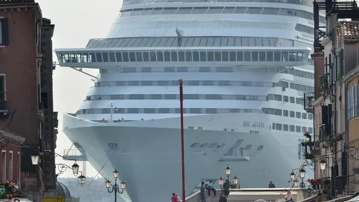 La prua della Msc Divina vista da via Garibaldi, nel sestiere di Castello, mentre si dirige verso la bocca di porto di San Nicolò per la crociera inaugurale, Venezia, 02 giugno 2012 ANSA/ANDREA MEROLA