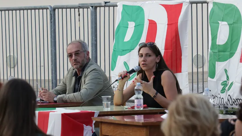 Anna Ascani durante l’incontro a Barcola, alla sua destra il direttore de Il Piccolo Enrico Grazioli. (Foto Lasorte)