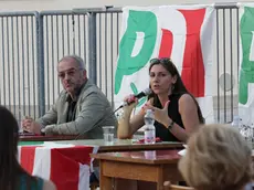 Anna Ascani durante l’incontro a Barcola, alla sua destra il direttore de Il Piccolo Enrico Grazioli. (Foto Lasorte)