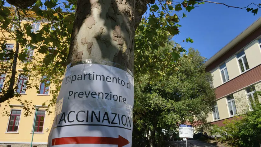 Un centro vaccinazioni dell'azienda sanitaria a Trieste (Foto di Francesco Bruni)