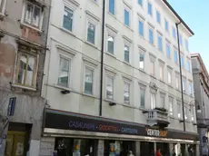 Lo stabile di via Umberto Saba 5, con “il balcone dell’ammiraglio”. Qui Enrico Mazzoli ha coltivato la passione per i viaggi e l’avventura