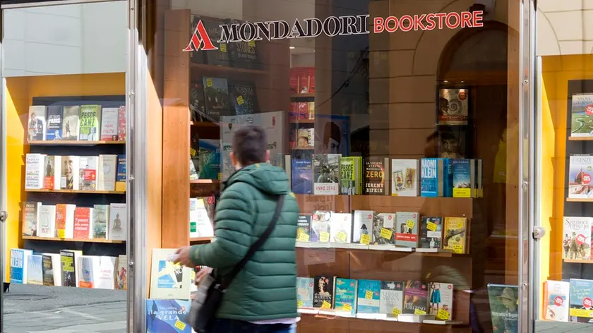 Le scritte che campeggiano in vetrina nel nuovo Mondadori Bookstore (Foto Silvano)